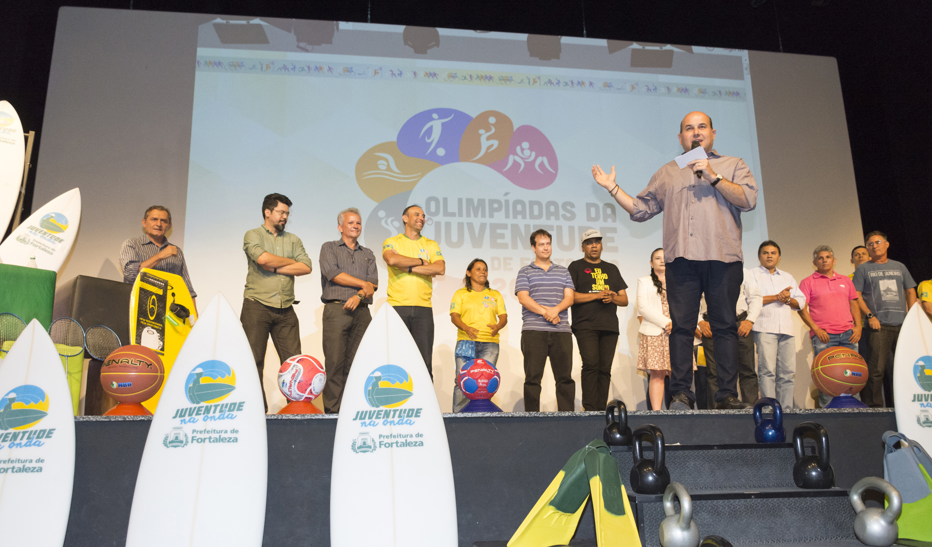 prefeito roberto cláudio fala ao microfone num palco